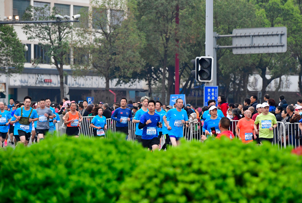 参加半程马拉松的运动员正在相互追赶。眉山日报全媒体记者 廖波 摄 (3).jpg