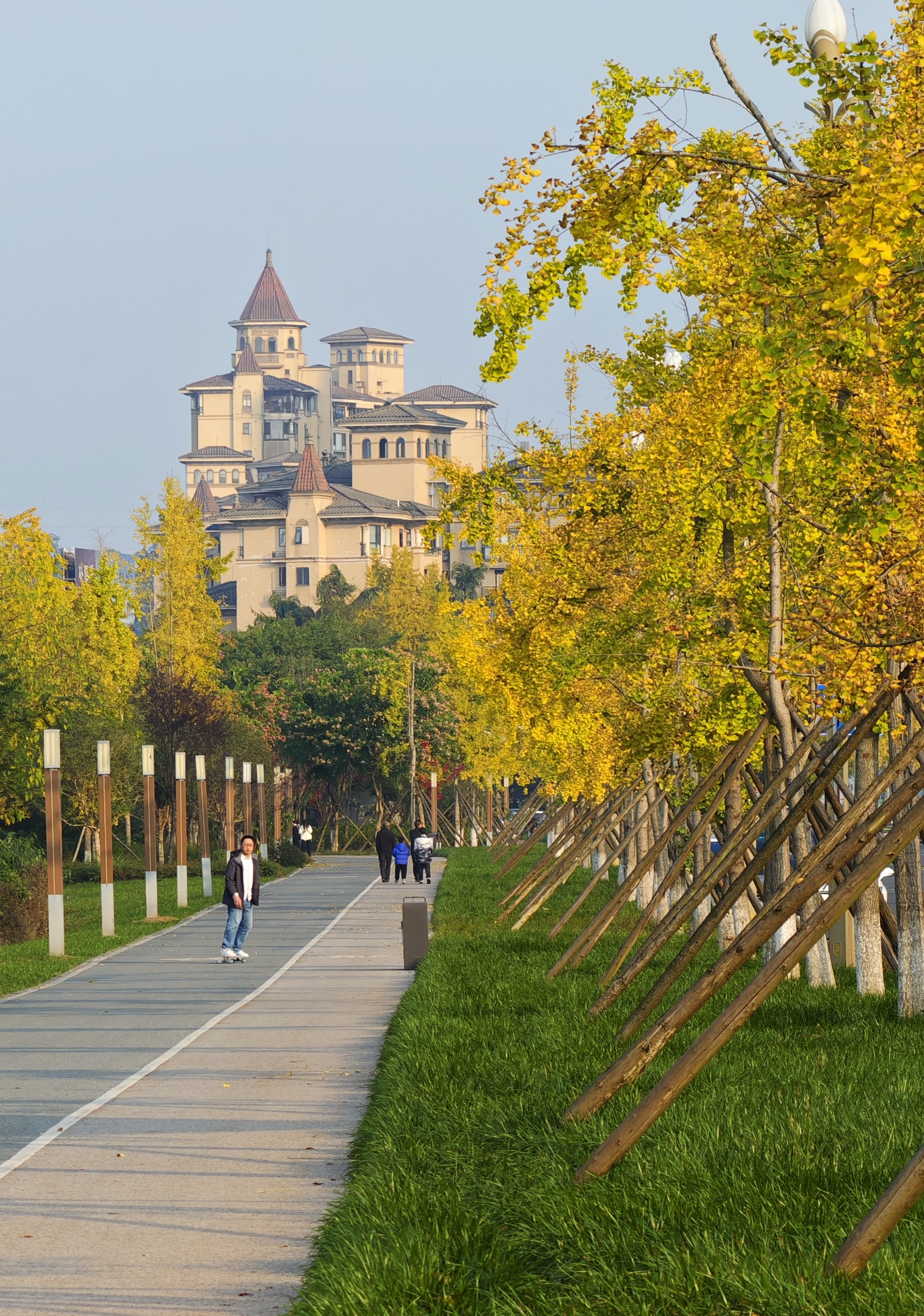 一路皆是景。 张锐红 摄于洪雅县城区.jpg