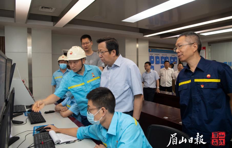 6月27日，慕新海在中国石油天然气股份有限公司彭山青龙油库督导易燃易爆类危险化学品储存企业安全生产。