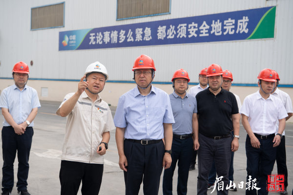 6月27日，慕新海在彭山区中纺粮油（四川）有限公司听取安全生产举措落实情况。