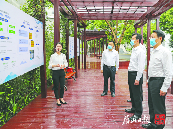 8月26日 ，胡元坤、黄河等在洪雅县东岳次中心医院考察增强基层卫生服务能力工作情况。眉山日报全媒体记者 雷同 摄