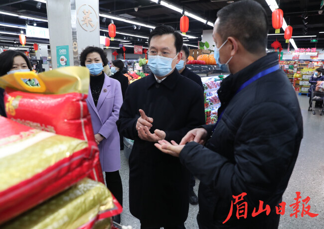 1月29日，胡元坤在宏远天力广场，调研产品供应渠道、价格质量及疫情防控措施落实等情况。眉山日报全媒体记者 雷同 摄