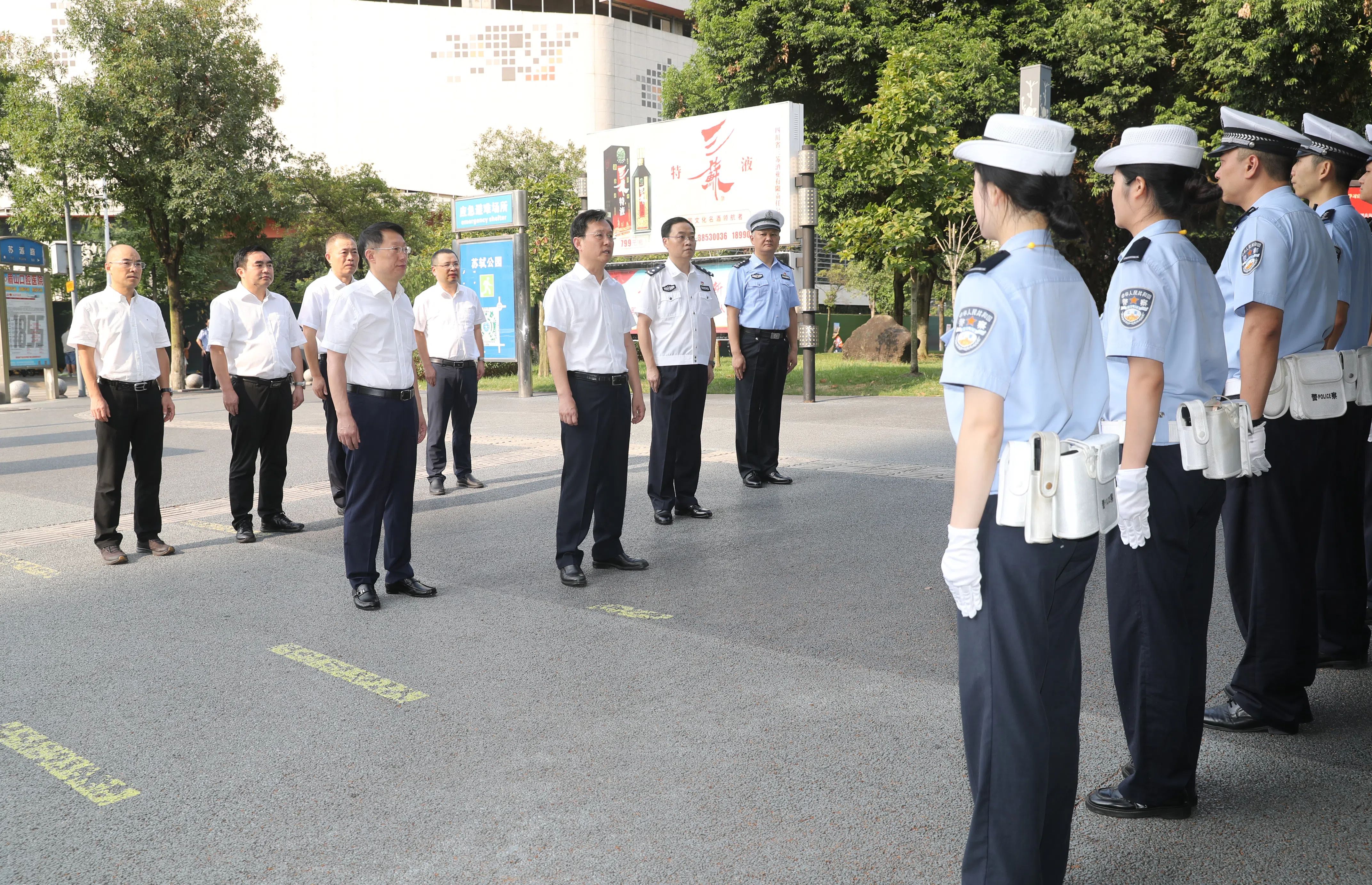  8月26日，胡元坤在城区苏源路口交警执勤卡点，看望慰问正在执勤的交警。眉山日报全媒体记者 雷同 摄