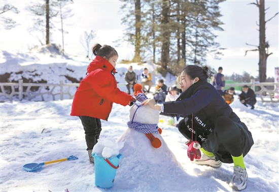 游客在瓦屋山玩雪。罗海涛 摄.jpg