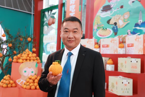  3月19日，赵刚带着自家果子前往浙江推介。