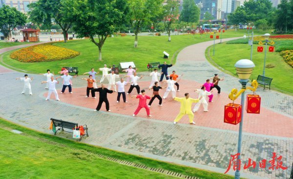  市民在公园锻炼。