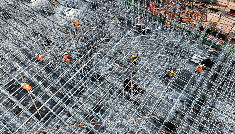 在四川仁寿经济开发区标准厂房项目建设现场，工人们顶着烈日加紧施工。.jpg