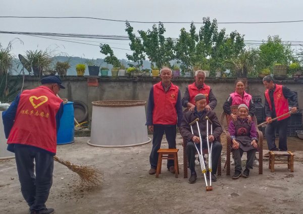  官厅村助老志愿服务队到村民李中明家开展助老服务。