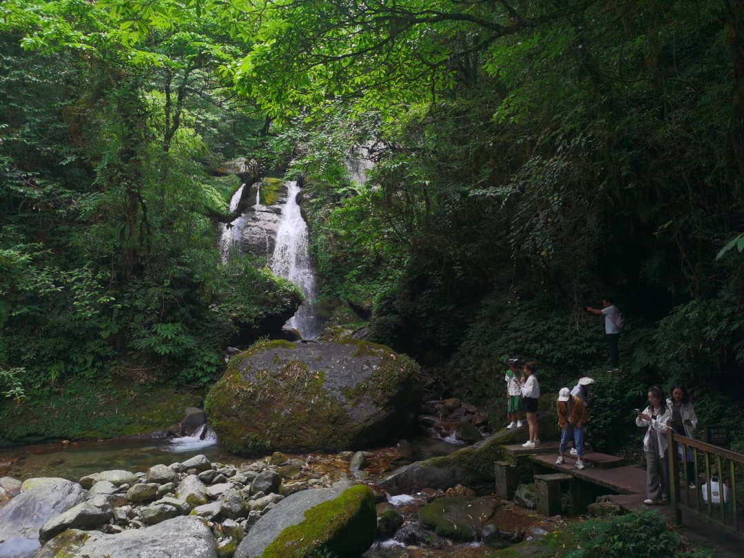 游客在瓦屋山大峡谷游玩纳凉.jpg