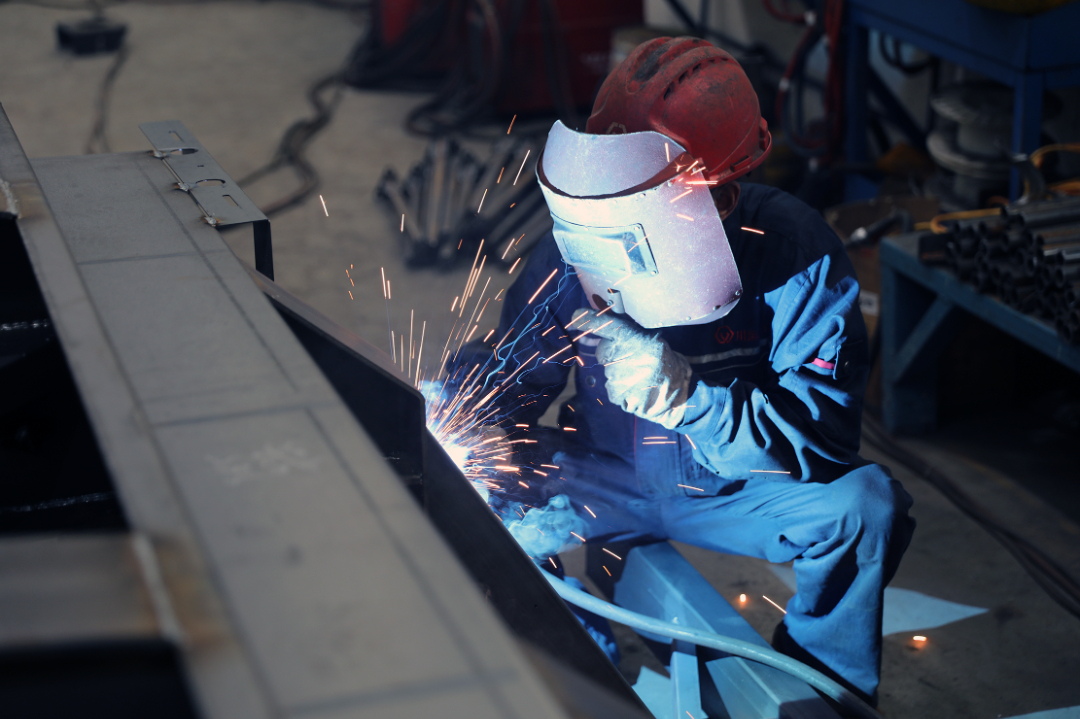  四川川运重工机械有限公司生产车间，工人正在焊接。