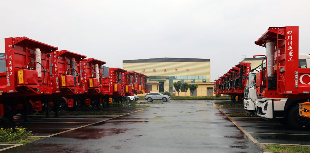  四川川运重工机械有限公司生产的通用半挂车整装待发。
