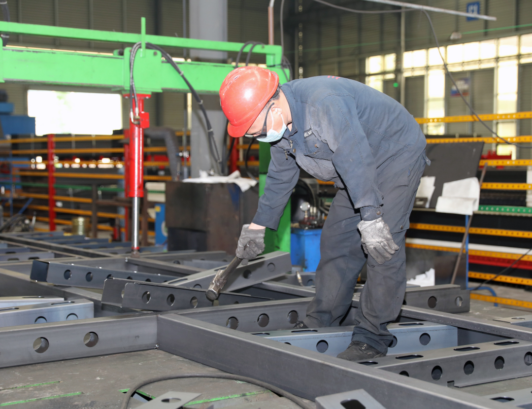 四川川运重工机械有限公司生产车间忙碌的生产现场。