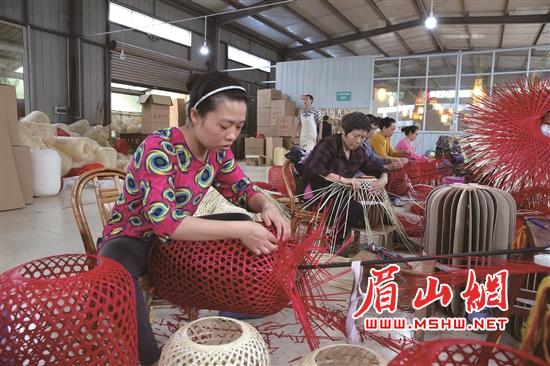 竹编产业让居家妇女灵活就业，增收致富。.jpg