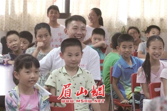 大学生志愿者陪孩子们上课。.jpg