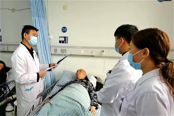眉山医生（左）与茂县医护人员一起学习探讨医学知识。
