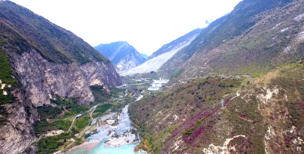 图中山谷处，为原叠溪镇山体滑坡点。如今，滑坡点附近村民已经迁至新磨新村。