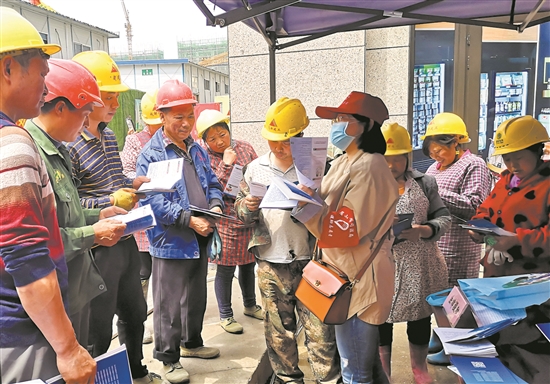 市司法局法律援助志愿者正在进行法治宣传。（资料图片）.jpg