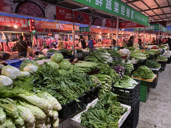 市场内的蔬菜品种丰富。