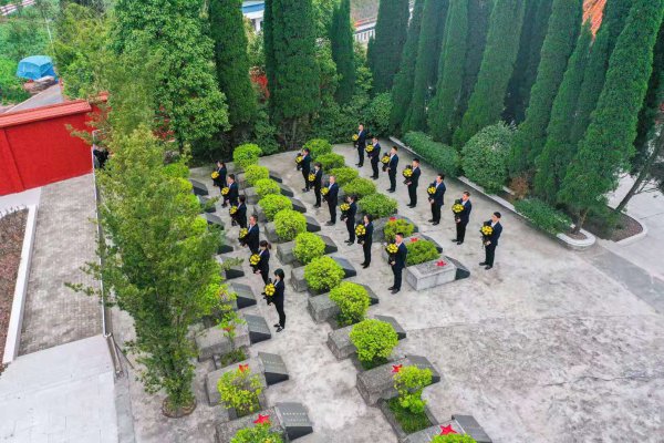  仁寿县退役军人事务系统向烈士敬献鲜花。