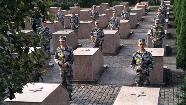 洪雅县人武部官兵向烈士敬献鲜花。
