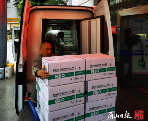 疫苗到达东坡区疾控中心，工作人员正加紧搬运到冷库中。