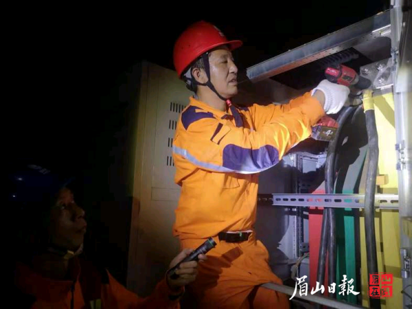 赶赴河南郑州开展电力抢修工作。