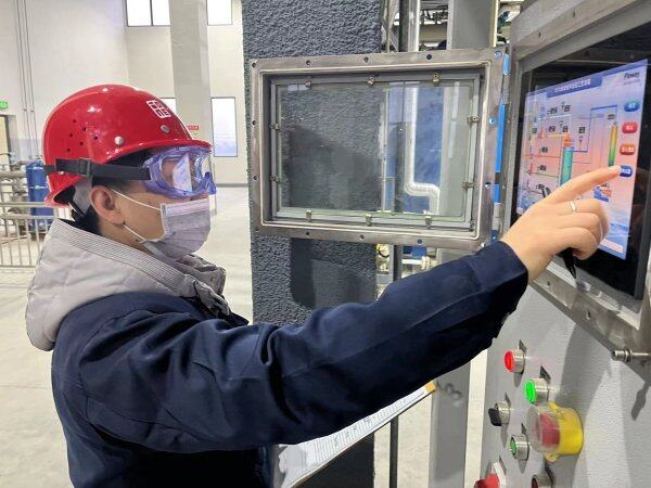 四川研一工作人员正在调试设备。