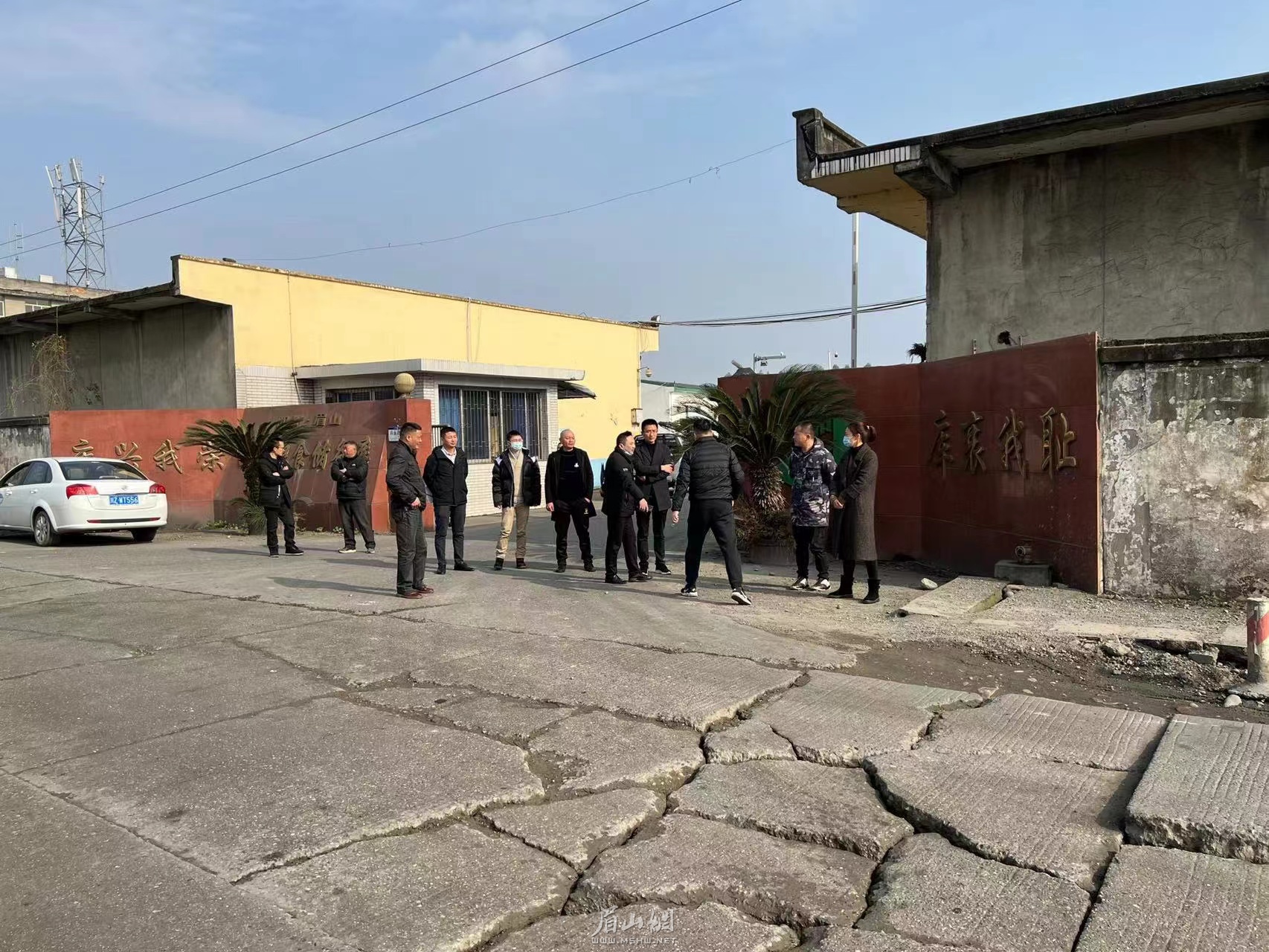 修路前，路面有大坑，车辆经过存在安全隐患。图为有关部门工作人员在接到市民热线后前往现场勘查。.jpg