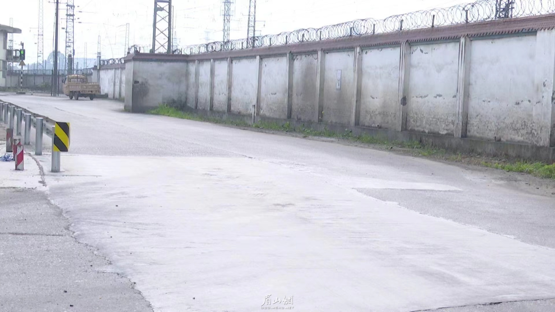 经过修补工程，目前路面平整干净。.jpg