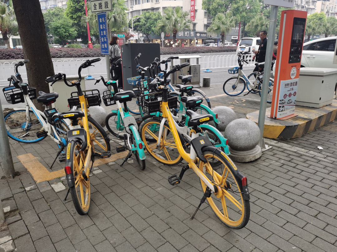 金鑫东街二段，共享单车未停放在规定区域。.jpg