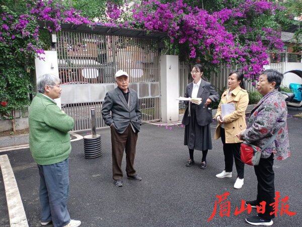 深入社区收集社情民意。