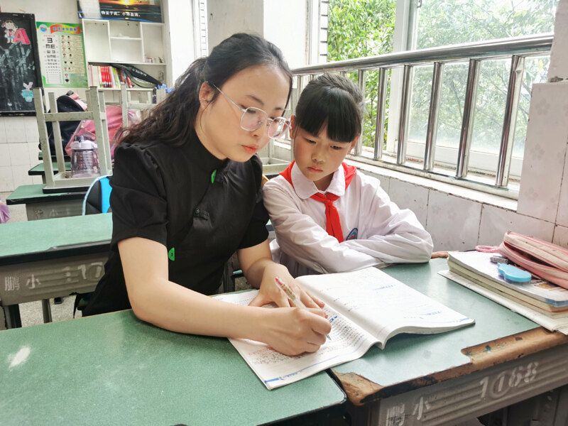 杨国庆正在辅导学生作业。