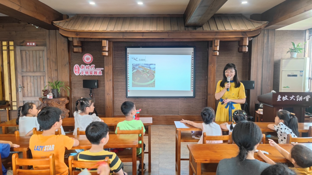 东坡读书会开展的“东坡文化课”公益讲座，志愿者带孩子们感受东坡文化魅力。.jpg