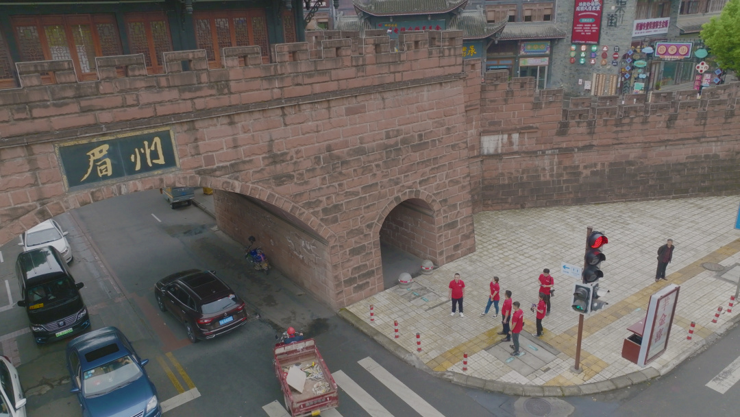 报道组在东坡区眉州古城墙走访。.jpg