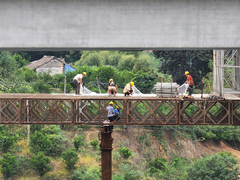 成乐高速公路扩容建设项目眉山三期工程建设现场，工人正在支架上作业。.jpg