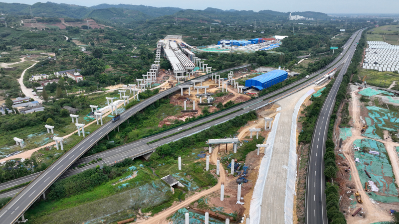 鸟瞰建设中的成乐高速公路扩容建设项目眉山三期工程青龙场枢纽。 (1).jpg