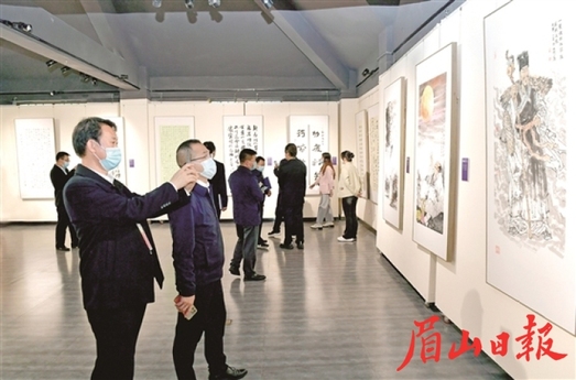 与会嘉宾观看“家·国”三苏好家风主题书画摄影作品展。