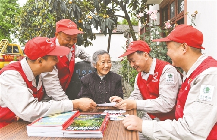 志愿者看望百岁老人。