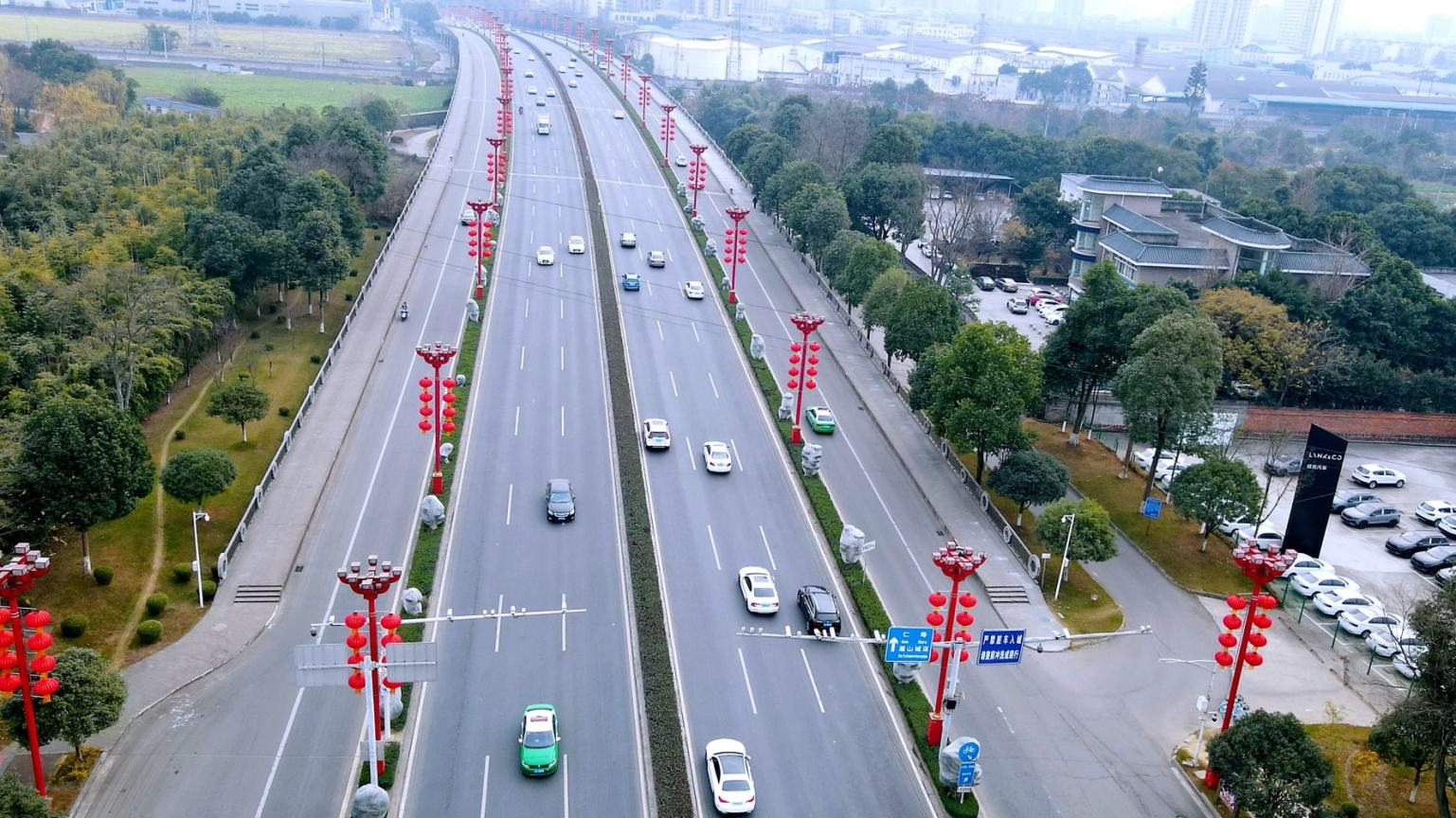 道路上的春节氛围营造。