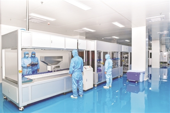 2月4日，在位于眉山经济开发区新区（西部药谷）的四川威力生医疗科技有限公司车间，工人们正在试生产血液透析系列产品。