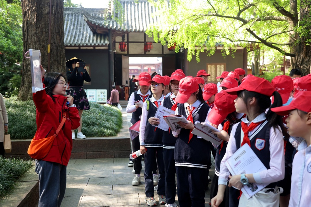 成都市小学师生在三苏祠研学。.jpg