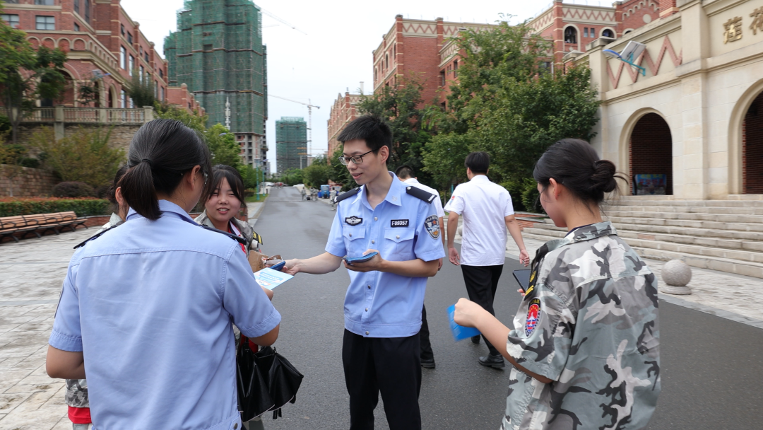 新区公安分局民警发放宣传手册，宣传网络安全知识。.png