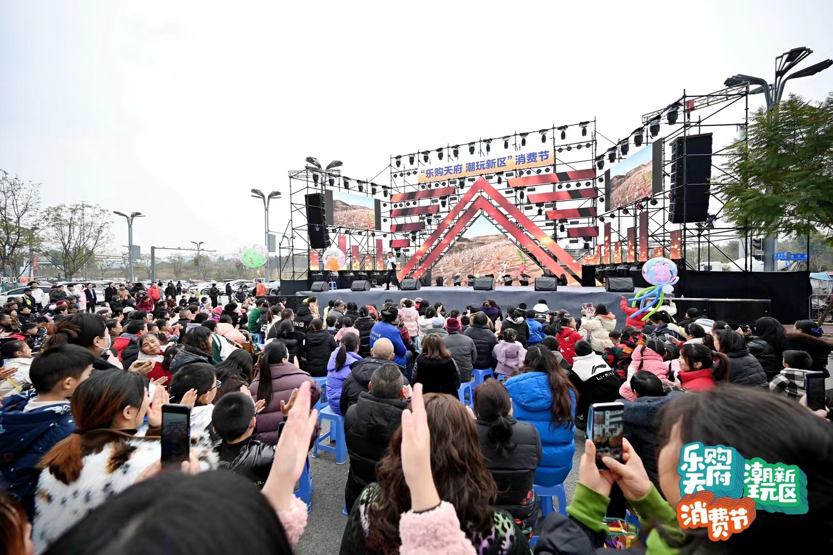 在腾讯音乐潮玩基地举办的“乐购天府 潮玩新区”消费节活动人气旺。