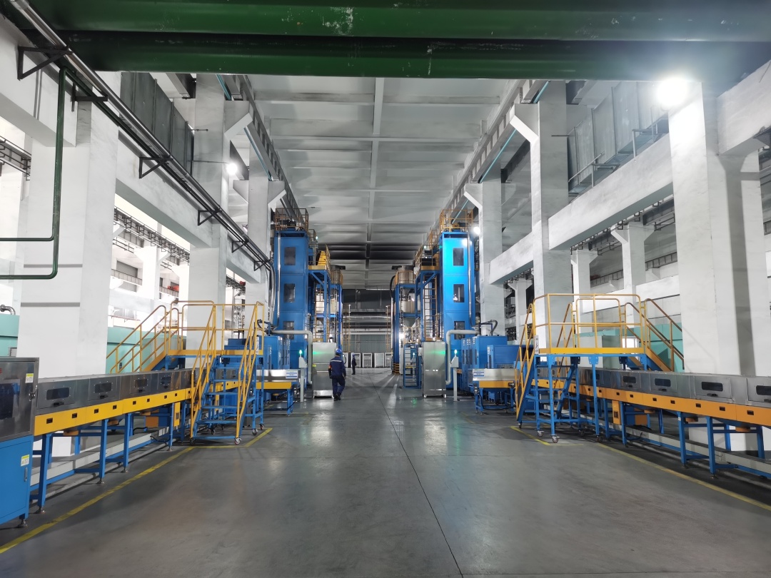 杉杉新材料年产20万吨锂离子电池负极材料一体化基地项目内，各条生产线正加速运转。