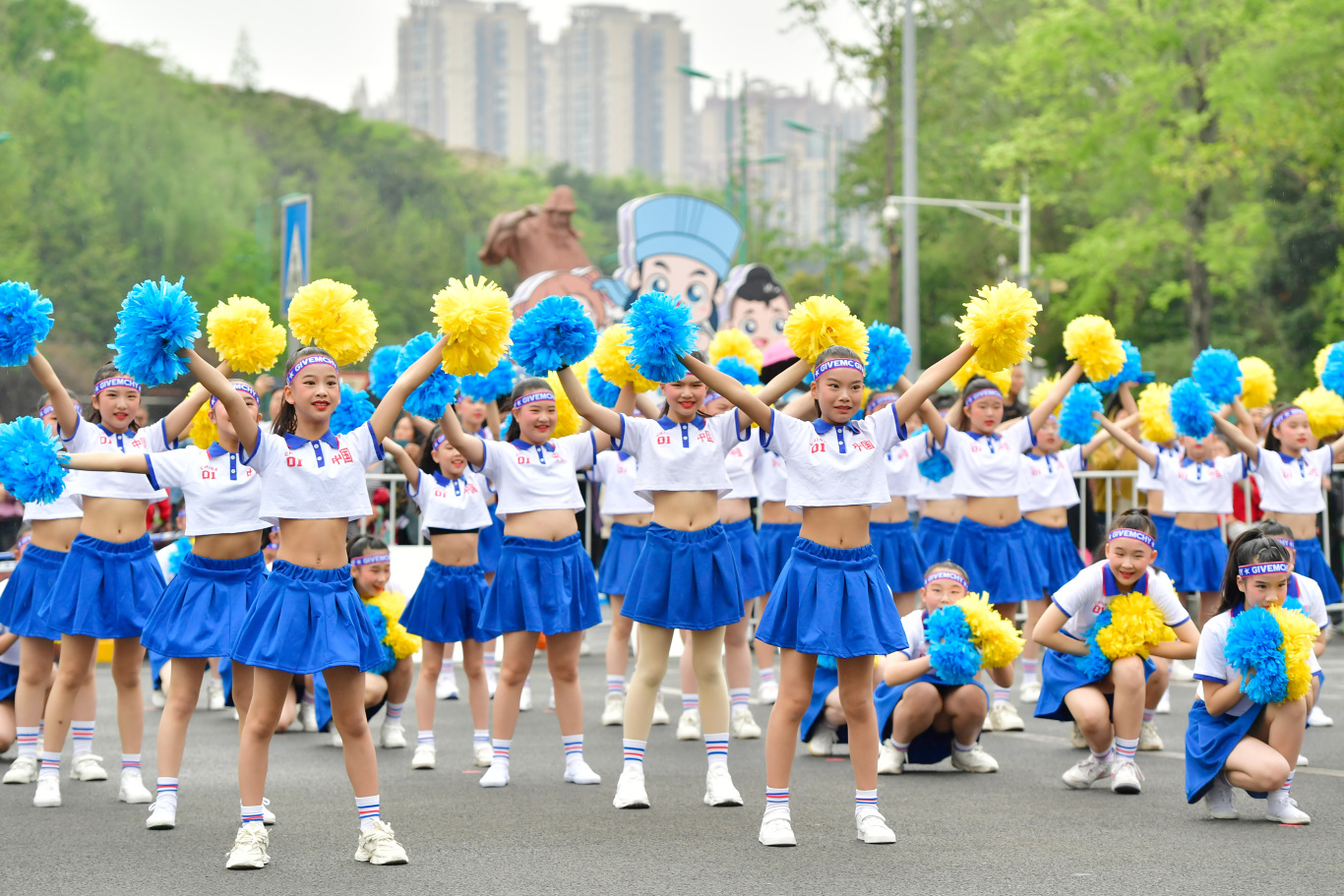 在东坡湖广场岷江大道路口，眉师附小的啦啦操《super girl》展现了青春活力与体育舞蹈的魅力，为参赛的运动员加油鼓劲。.jpg