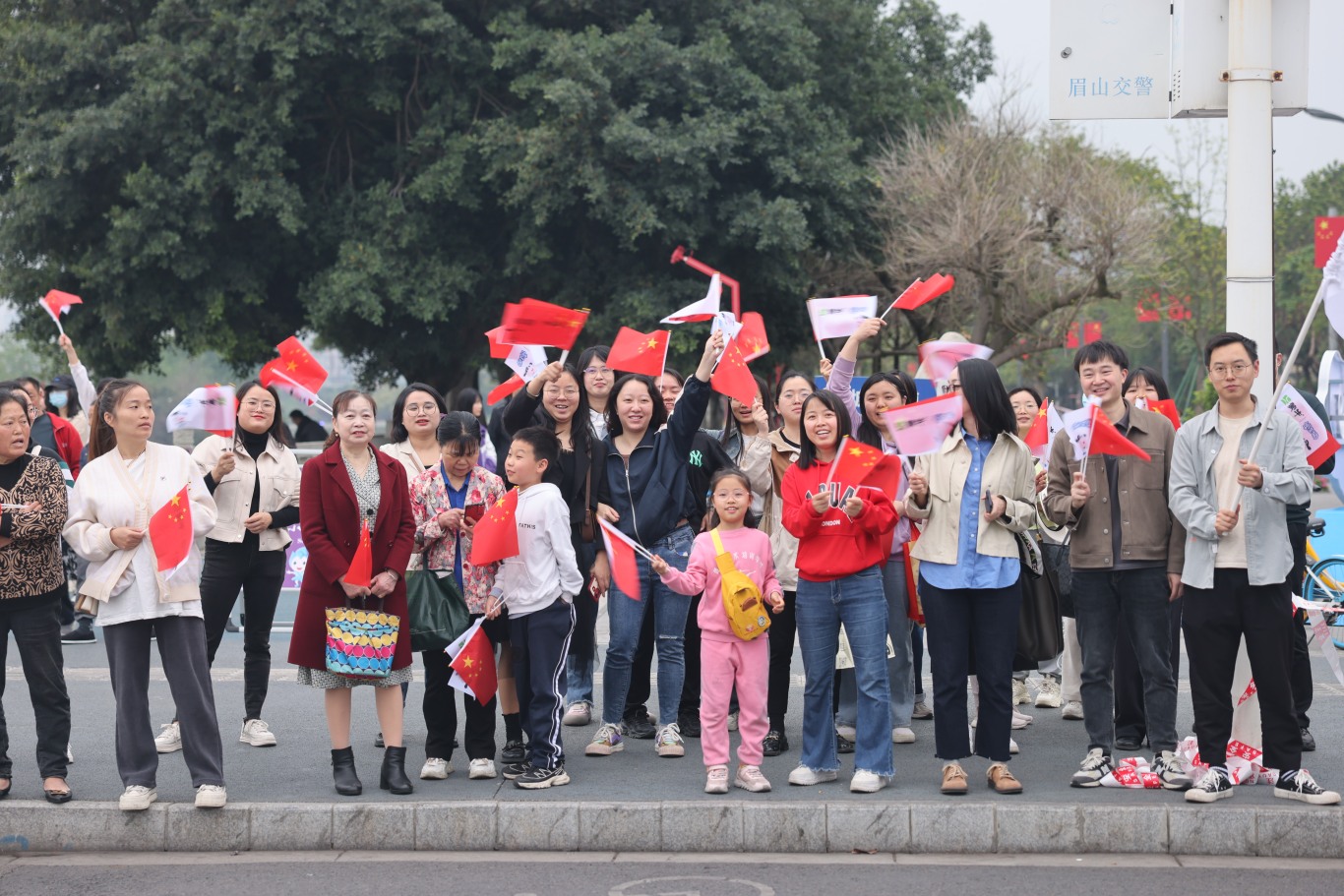 现场观众呐喊助威.JPG