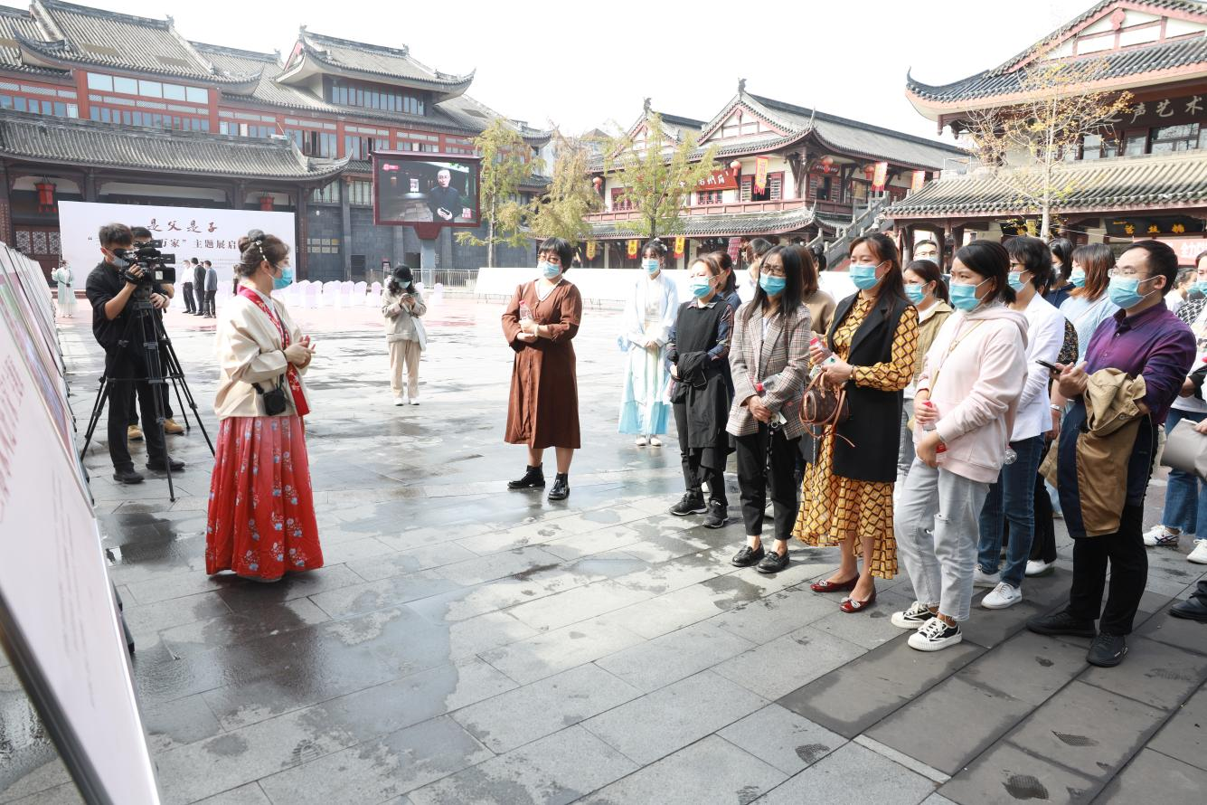 “三苏家风进万家”巡展，三苏祠博物馆讲解员为群众讲解三苏家风故事.png