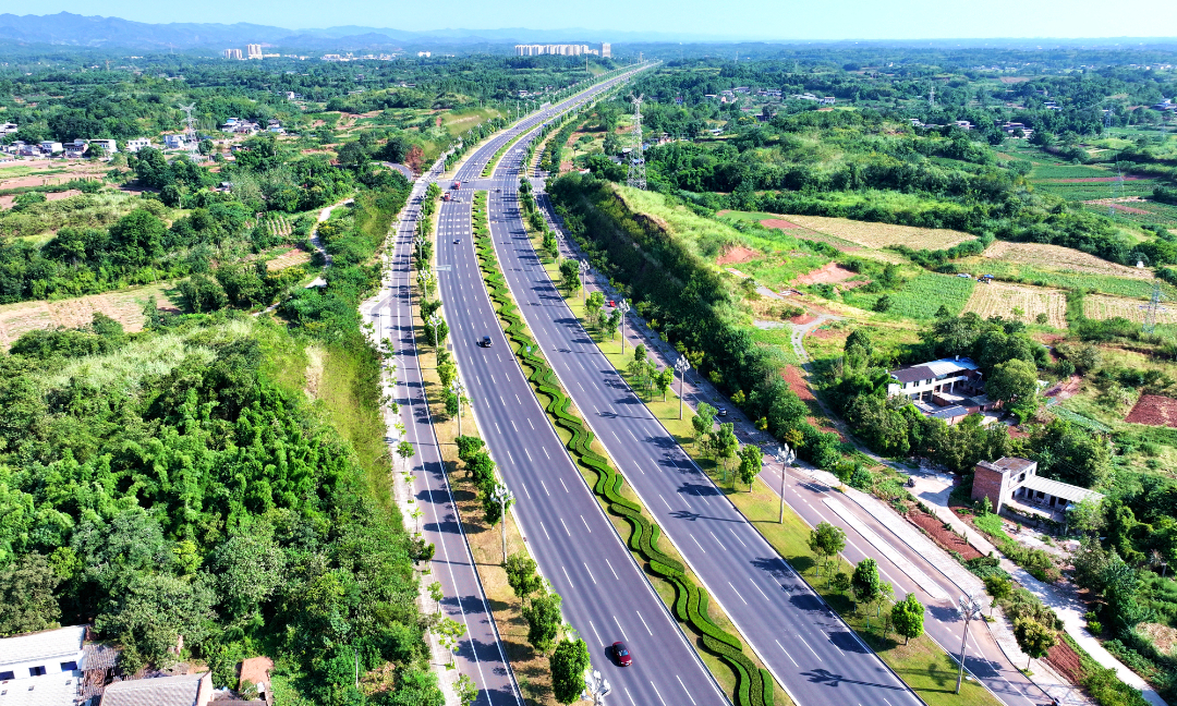  宽阔的道路整洁又美观。