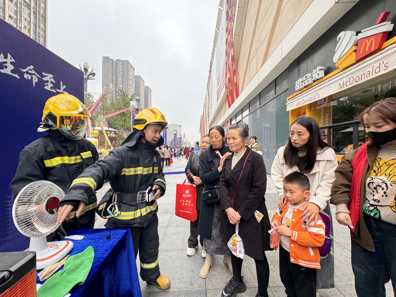 市民在科普实验观摩区学习消防安全知识。.jpg