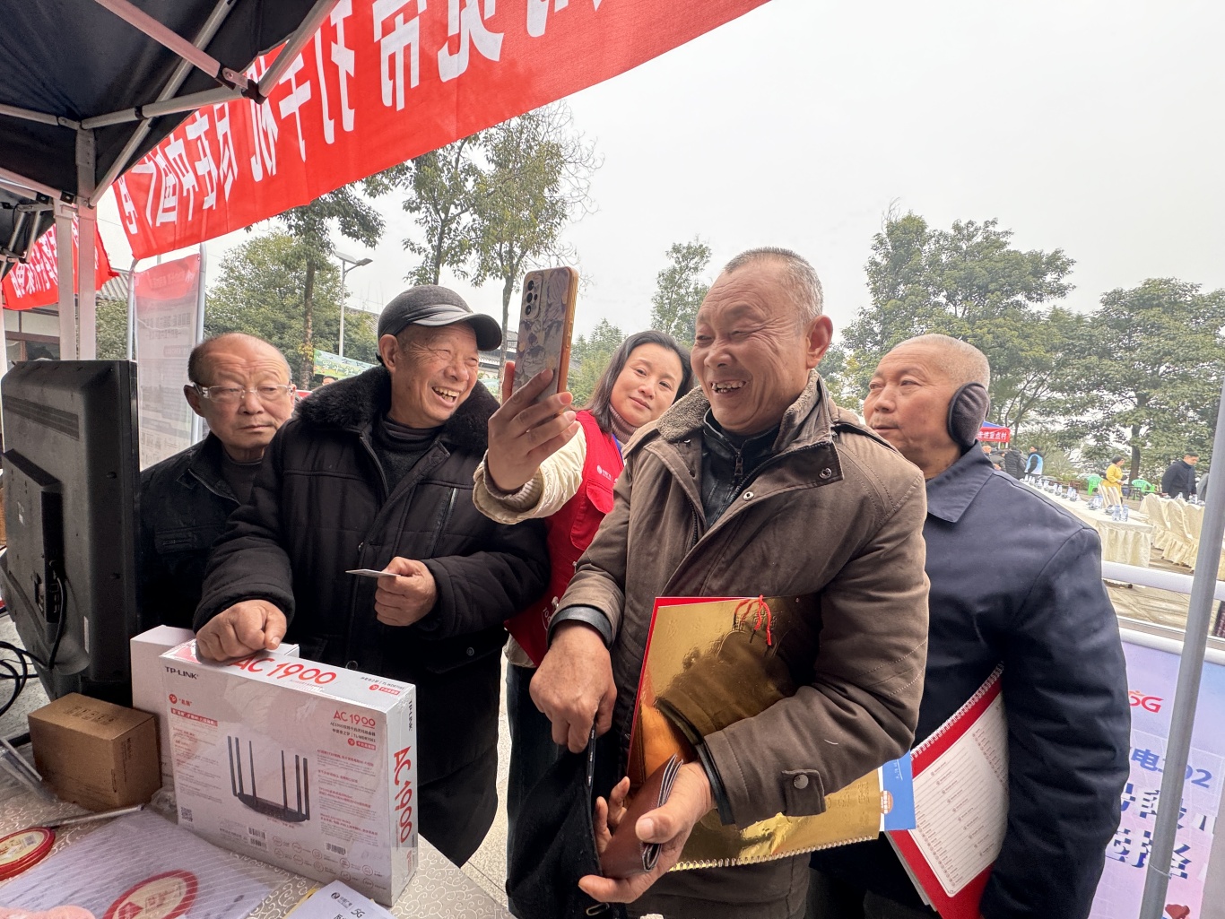 工作人员帮助群众“刷脸”办理业务。.jpg